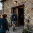 Fachada de pedra de um dos albergues do Caminho de Santiago com peregrinos chegando