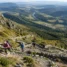 Peregrinos em subida íngreme, trecho de altimetria exigente no Caminho de Santiago