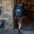Peregrino entrando em bar de vilarejo, onde costuma usar os banheiros no Caminho de Santiago