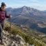 Peregrino usando bastões de caminhada na descida do Caminho de Santiago