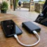 Celular com bateria fraca ligado ao power bank: bateria do celular no Caminho de Santiago