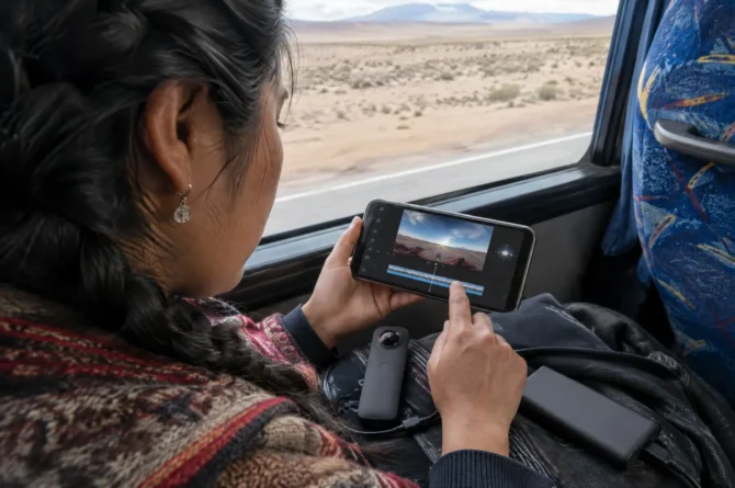 Viajante reenquadrando vídeo 360 no celular sentado em ônibus de viagem