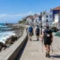 Peregrinos em vila de pescadores no litoral português: Caminho da Costa ou Senda Litoral