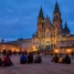 Peregrinos sentados em praça de granito ao entardecer em clima de Ano Santo Jacobeu 2027