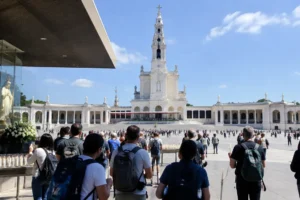Peregrinos no santuário, ponto de união entre o Caminho de Santiago e Fátima