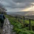 Peregrino com capa de chuva na Galícia: Caminho de Santiago em fevereiro