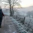 Peregrino em paisagem com geada: Caminho de Santiago em janeiro