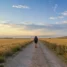 Peregrino fazendo o Caminho de Santiago sozinho na Meseta