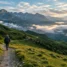 Trilha nos Pirineus com peregrino solitário no início do Caminho Francês