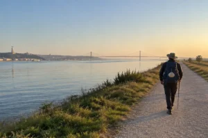 Peregrino às margens do Tejo saindo de Lisboa no Caminho Português até o Porto