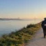Peregrino às margens do Tejo saindo de Lisboa no Caminho Português até o Porto