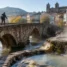 Peregrino na ponte romana de Ourense, no Caminho Sanabrés