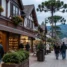 Ilustração de rua com casas em estilo alpino em Campos do Jordão