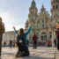 Peregrinos emocionados na chegada à Catedral de Santiago, na Praça do Obradoiro