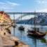 Peregrino na Ribeira do Porto, onde começa o Caminho Português