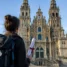 Peregrino com o tubo da Compostela diante da Catedral, na Praça do Obradoiro