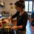 Peregrino cozinhando no albergue para economizar no Caminho de Santiago