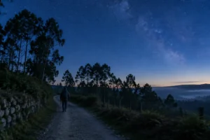 Peregrino sob a Via Láctea na Galícia, ligada ao significado de Compostela como campo das estrelas