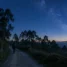 Peregrino sob a Via Láctea na Galícia, ligada ao significado de Compostela como campo das estrelas