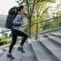 Treino em escadas com mochila para ganhar condicionamento físico para o Caminho de Santiago