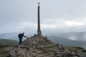 Cruz de Ferro sobre o monte de pedras deixadas por peregrinos, símbolo cheio de significado