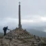Cruz de Ferro sobre o monte de pedras deixadas por peregrinos, símbolo cheio de significado