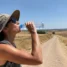 Peregrino se hidratando sob sol forte para evitar desidratação e insolação no Caminho de Santiago