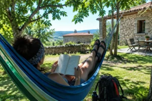 Peregrino descansando no jardim do albergue em um dos dias extras do Caminho de Santiago