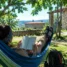 Peregrino descansando no jardim do albergue em um dos dias extras do Caminho de Santiago