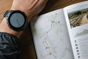 Relógio e guia comparando a distância real do Caminho de Santiago