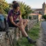Peregrino massageando a panturrilha: dores comuns no Caminho de Santiago