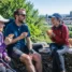 Peregrinos de vários países rindo juntos numa pausa: fazer amigos no Caminho de Santiago