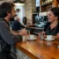 Peregrino usando frases em espanhol para pedir café em bar do Caminho de Santiago