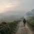 Trilha vazia ao amanhecer: como fugir das multidões no Caminho de Santiago em 2027