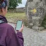 Peregrino usando o Google Maps no celular em cruzamento do Caminho de Santiago