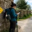 Seta amarela e peregrino com celular: GPS ou setas no Caminho de Santiago
