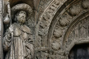 Portal românico com conchas e estátua de São Tiago peregrino, parte da história do Caminho de Santiago