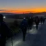 Peregrinos começando a caminhar ao amanhecer: horário de saída no Caminho de Santiago