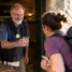 Hospitaleiro voluntário acolhendo peregrino na porta do albergue no Caminho de Santiago