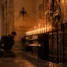Peregrino em oração em capela da catedral: jubileu, indulgência e Compostela