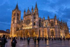 Catedral de León ao entardecer, parada do Caminho de Santiago