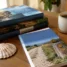 Livros sobre peregrinação com concha sobre a mesa: livros e filmes sobre o Caminho de Santiago