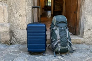 Mala de rodinhas e mochila lado a lado: mala ou mochila no Caminho de Santiago