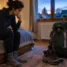 Pessoa olhando a mochila antes da viagem, com medo de não aguentar o Caminho de Santiago