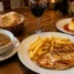 Menu do peregrino com sopa, frango com batatas, pão, vinho e pudim