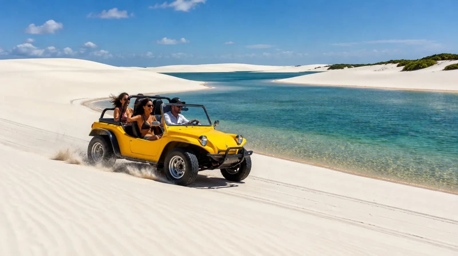 Buggy amarelo atravessando dunas de areia branca ao lado de lagoa