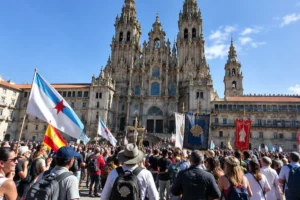 Peregrinos celebrando na Praça do Obradoiro: o que é o Xacobeo e o Ano Santo