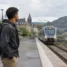 Viajante com mochila média nas costas em estação de trem europeia