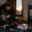 Peregrino procurando na mochila depois de perder documentos no Caminho de Santiago