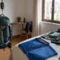 Mochila pendurada na balança para conferir o peso antes do Caminho de Santiago